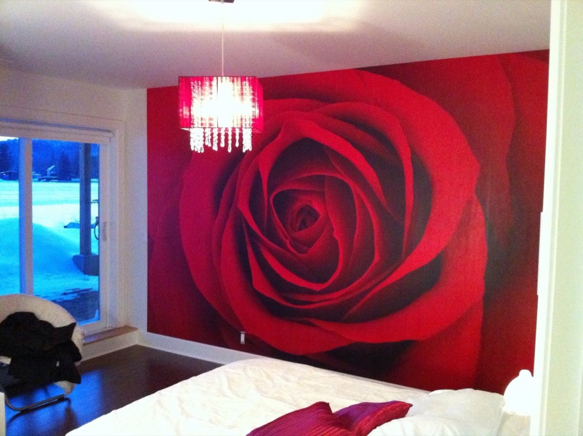 Murale grand format rose rouge dans une chambre