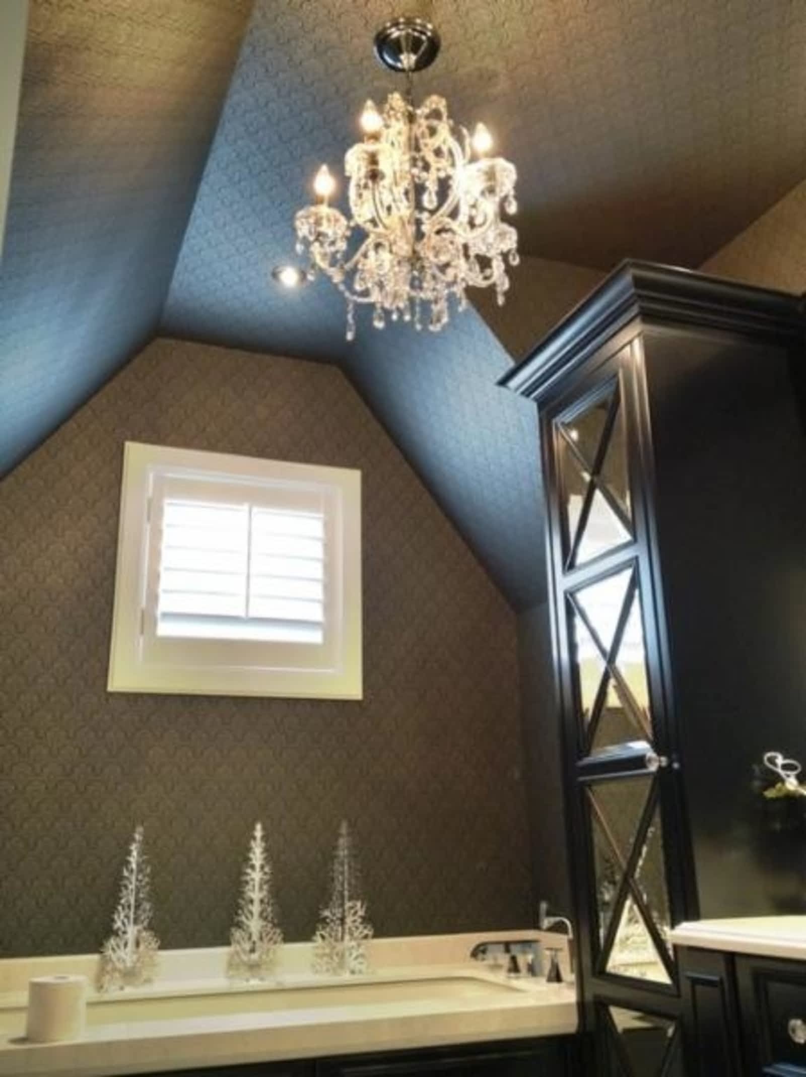 Papier peint bronze dans une salle de bain élégante