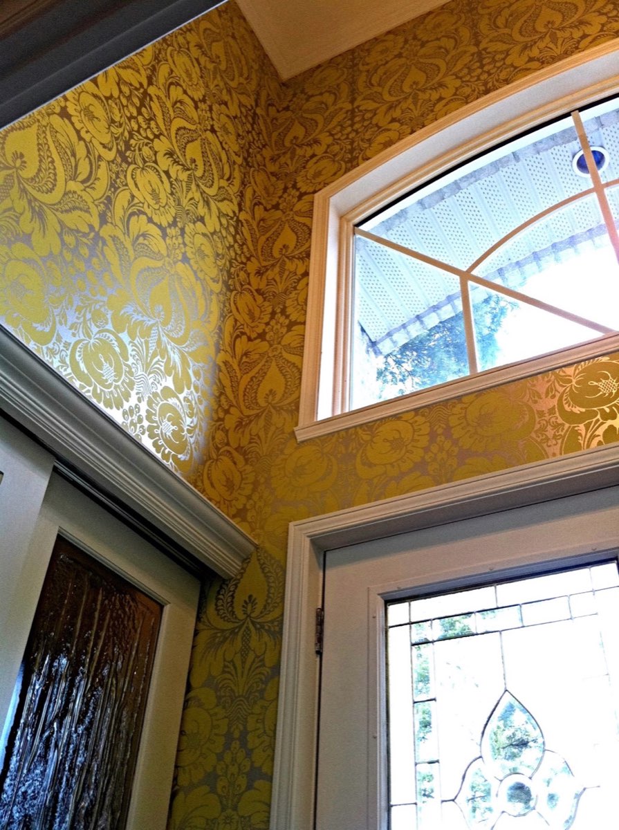 Papier peint damask jaune doré dans une entrée