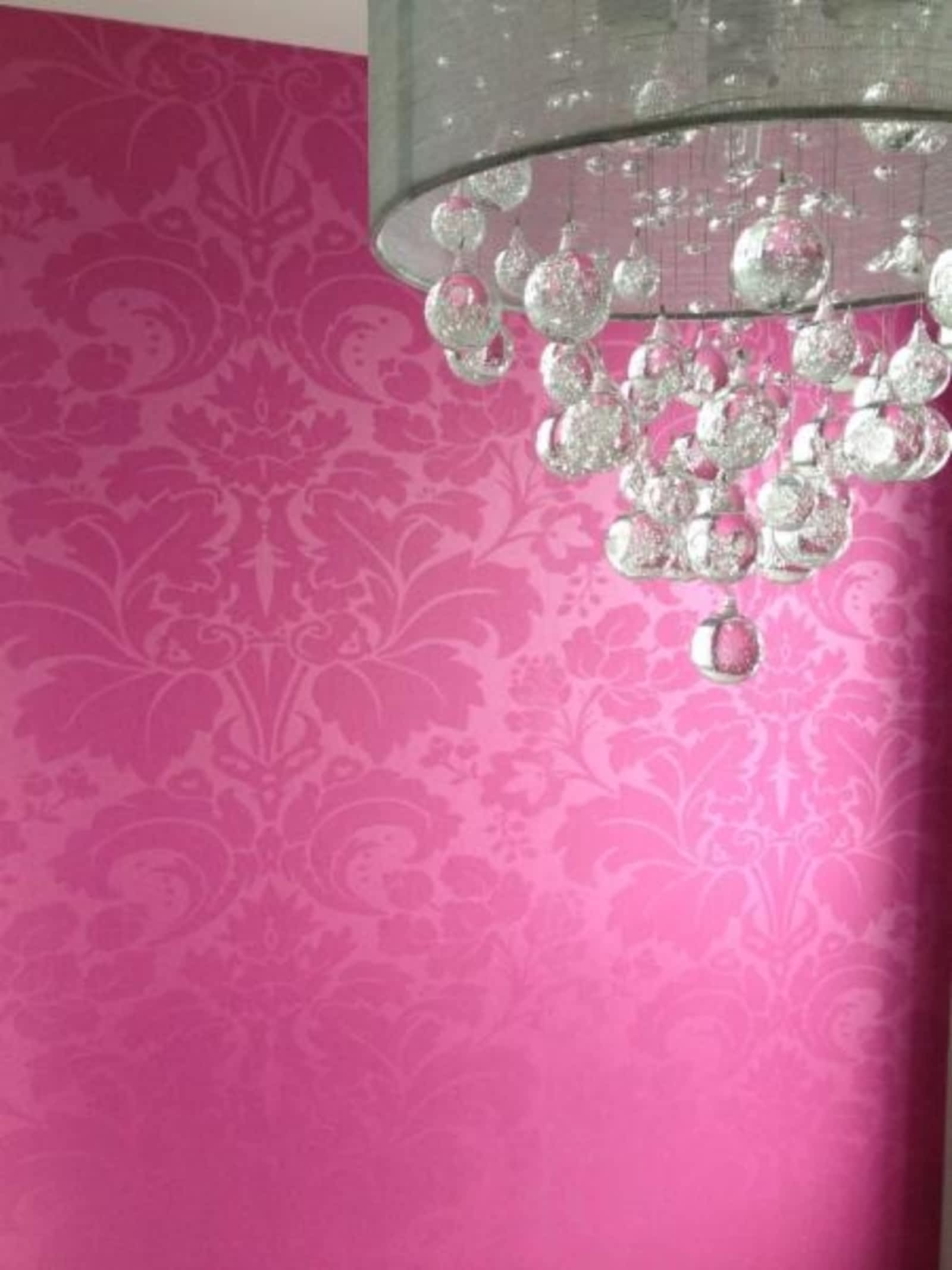 Papier peint damask rose avec lustre cristal