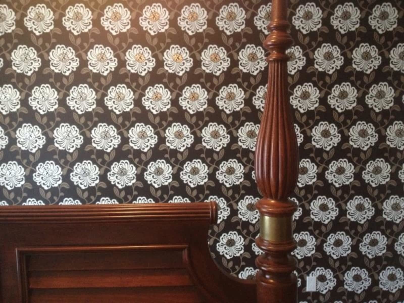 Papier peint floral classique dans une chambre