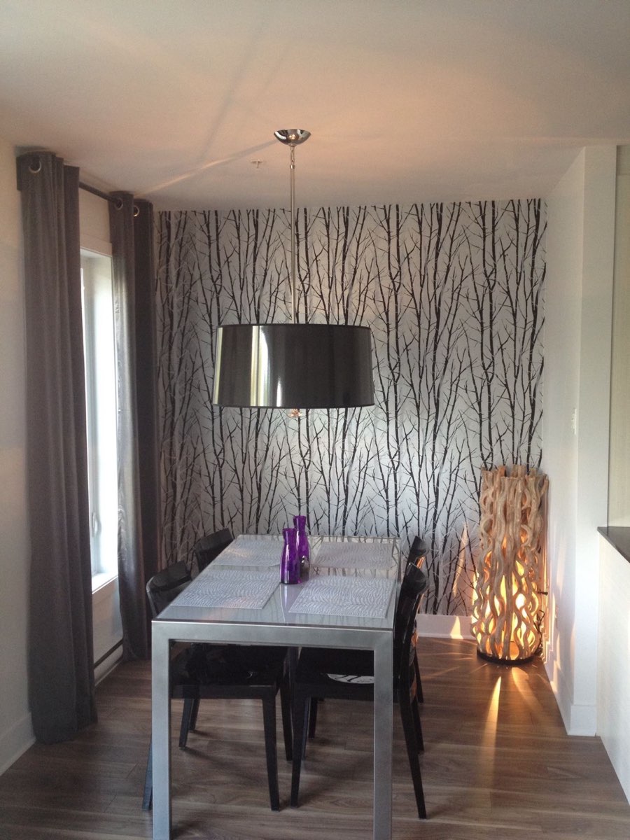 Papier peint motif arbres dans une salle à manger