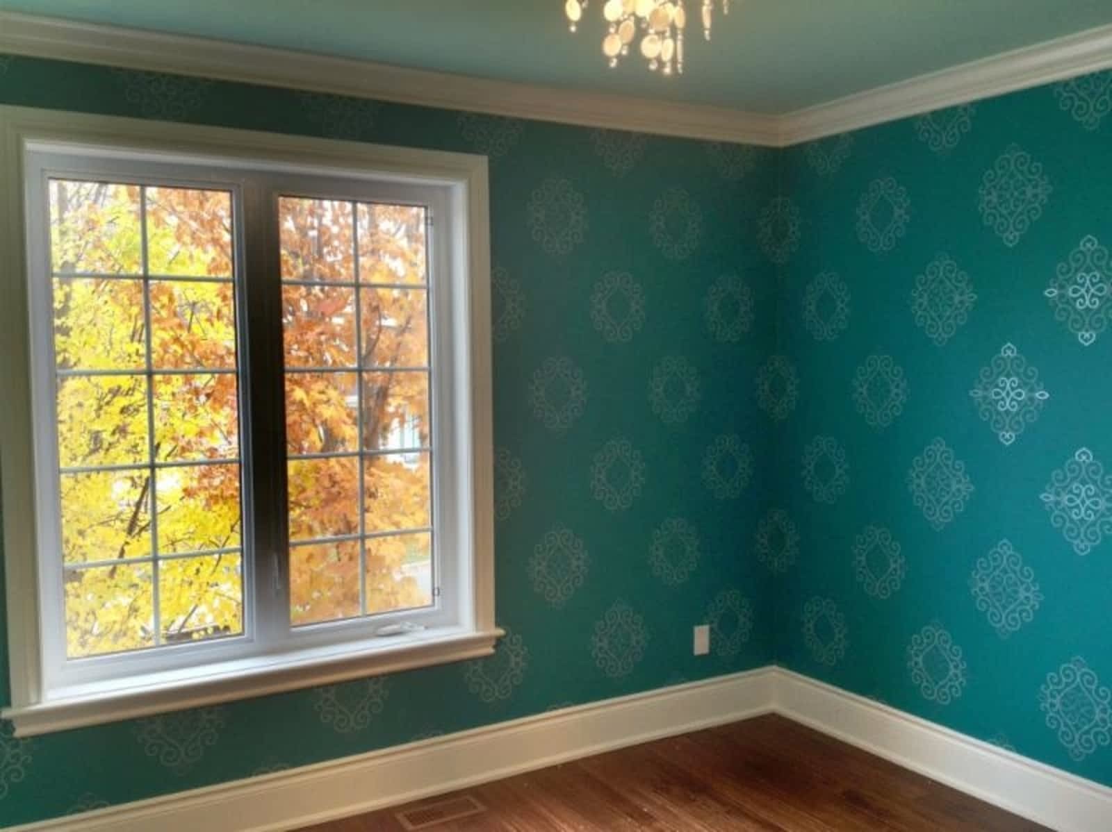 Papier peint damask turquoise dans une chambre lumineuse