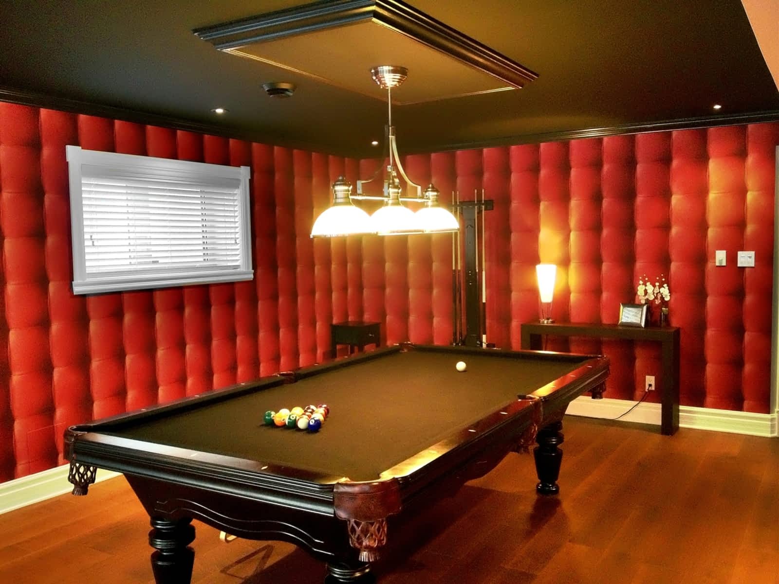 Revêtement mural rouge capitonné salle de billard
